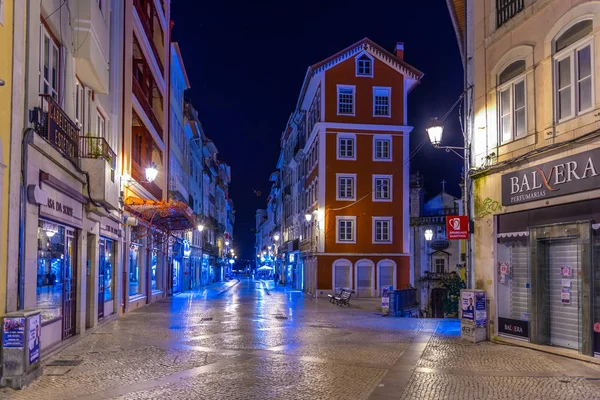 COIMBRA, PORTUGAL, 20 DE MAYO DE 2019: Vista nocturna de personas paseando —  Fotos de Stock