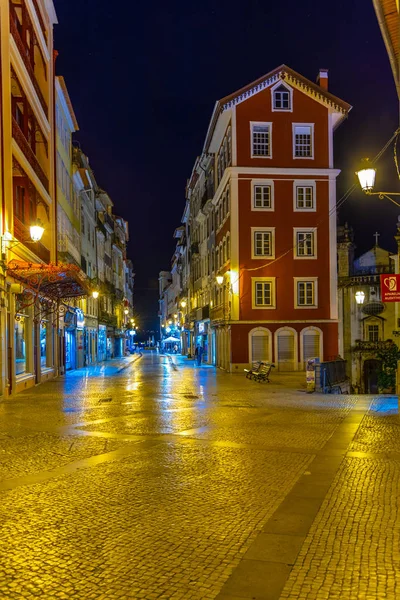 COIMBRA, PORTUGAL, 20 DE MAYO DE 2019: Vista nocturna de personas paseando —  Fotos de Stock