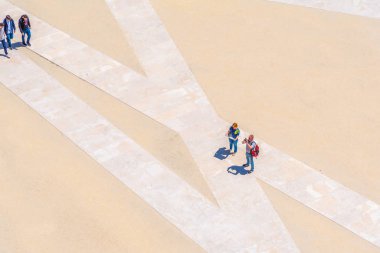 Coimbra, Portekiz, 21 Mayıs 2019: İnsanlar avluda geziniyor