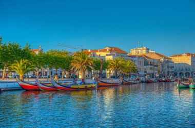 Aveiro, Portekiz, 21 Mayıs 2019: Moliceiro gemileri kıyıya yanaşıyor
