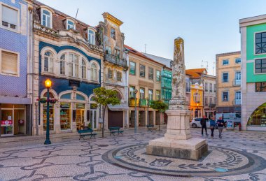 Aveiro, Portekiz, 21 Mayıs 2019: Eski şehrin küçük meydanı 