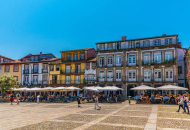 Guimaraes, Portekiz, 22 Mayıs 2019: İnsanlar Lar üzerinde geziniyor