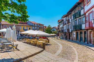 Guimaraes, Portekiz, 22 Mayıs 2019: İnsanlar Pra üzerinde geziniyor