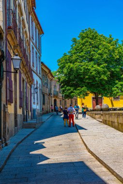 Guimaraes, Portekiz, 22 Mayıs 2019: Dar bir caddenin görüntüsü