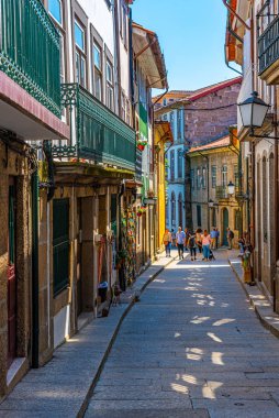 Guimaraes, Portekiz, 22 Mayıs 2019: Dar bir caddenin görüntüsü