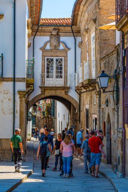Guimaraes, Portekiz, 22 Mayıs 2019: Dar bir caddenin görüntüsü