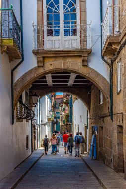 Guimaraes, Portekiz, 22 Mayıs 2019: Dar bir caddenin görüntüsü