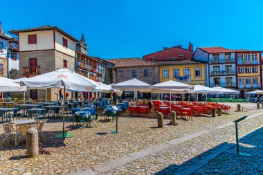 Guimaraes, Portekiz, 22 Mayıs 2019: İnsanlar Pra üzerinde geziniyor