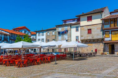 Guimaraes, Portekiz, 22 Mayıs 2019: İnsanlar Pra üzerinde geziniyor