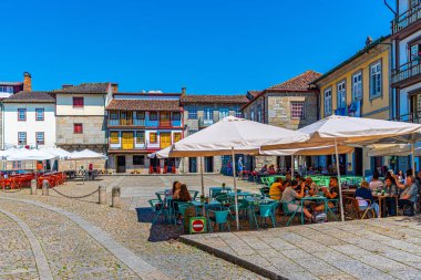 Guimaraes, Portekiz, 22 Mayıs 2019: İnsanlar Pra üzerinde geziniyor