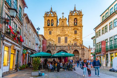 Braga, Portekiz, 22 Mayıs 2019: İnsanlar sokakta geziniyor 