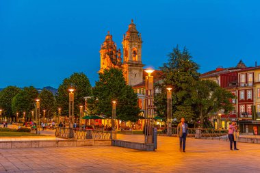 Braga, Portekiz, 22 Mayıs 2019: Gezen insanların günbatımı