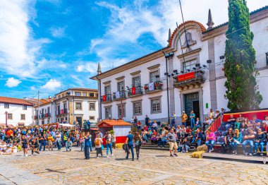Braga, Portekiz, 23 Mayıs 2019: Gelenekler arasında insanlar geçiyor
