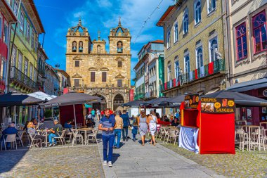 Braga, Portekiz, 23 Mayıs 2019: İnsanlar sokakta geziniyor 