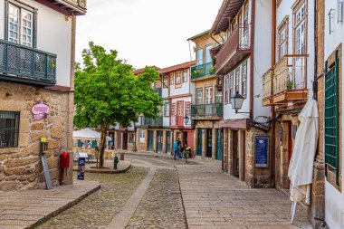 Guimaraes, Portekiz, 23 Mayıs 2019: Dar bir cadde manzarası