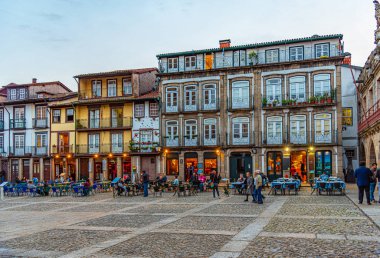 Guimaraes, Portekiz, 23 Mayıs 2019: İnsanlar Lar üzerinde geziniyor