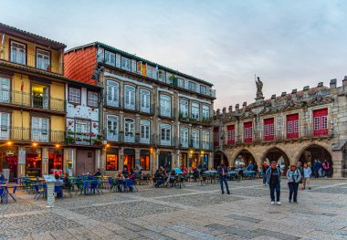 Guimaraes, Portekiz, 23 Mayıs 2019: İnsanlar Lar üzerinde geziniyor