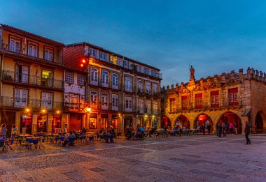 Guimaraes, Portekiz, 23 Mayıs 2019: Gezgin insanların gün batımı