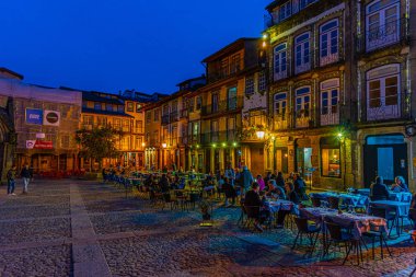 Guimaraes, Portekiz, 23 Mayıs 2019: Gezgin insanların gün batımı