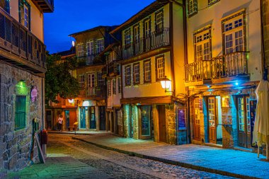 Guimaraes, Portekiz, 23 Mayıs 2019: Dar bir stree günbatımı