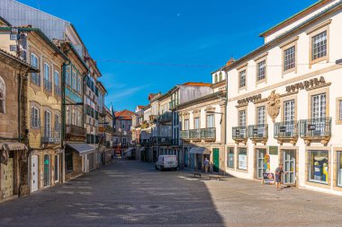 Vila Real, Portekiz, 25 Mayıs 2019: İnsanlar bir dakika geziniyor