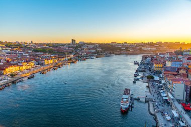 Porto, Portekiz, 25 Mayıs 2019: Douro Nehri Geçidi 'nin havadan görünüşü