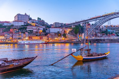 Porto, Portekiz, 25 Mayıs 2019: Rabelo teknelerinin günbatımı moori