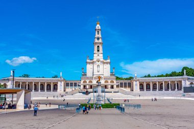 Fatima, Portekiz, 27 Mayıs 2019: İnsanlar famou 'ya doğru yürüyor