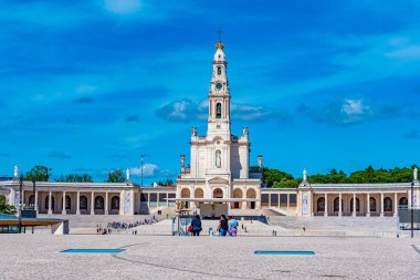 Fatima, Portekiz, 27 Mayıs 2019: İnsanlar famou 'ya doğru yürüyor