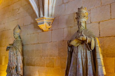 Alcobaca, Portekiz, 28 Mayıs 2019: Alcobaca 'nın içindeki heykeller