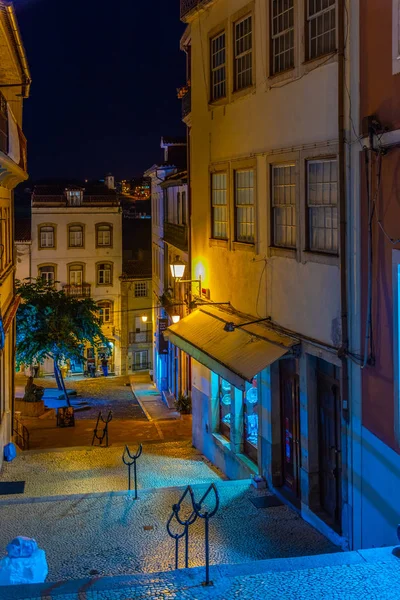 COIMBRA, PORTUGAL, MAIO 20, 2019: Vista noturna de uma rua estreita a — Fotografia de Stock