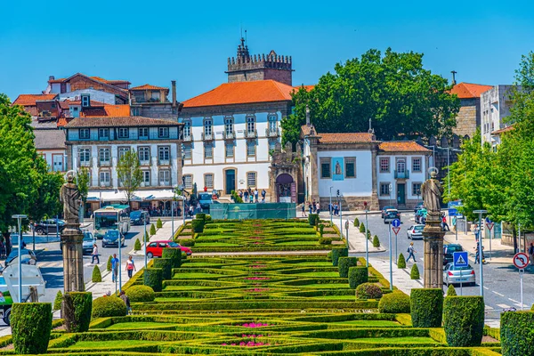 Guimaraes, Portekiz, 22 Mayıs 2019: J üzerinden geçen insanların görüntüsü — Stok fotoğraf