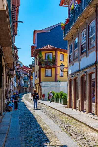 GUIMARIAS, PORTUGAL, MAIO 22, 2019: Vista de uma rua estreita em th — Fotografia de Stock