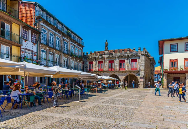 GUIMARAES, PORTUGAL, MAY 22, 2019: People are strolling over Lar — Stockfoto