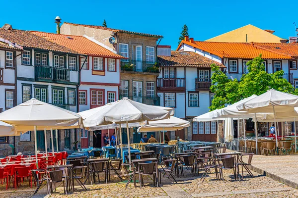 Guimaraes, Portugal, 22 mei 2019: Mensen wandelen over Pra — Stockfoto