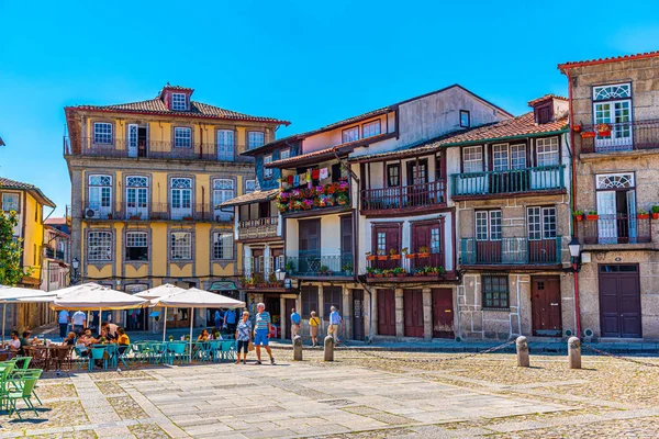 Guimaraes, Portekiz, 22 Mayıs 2019: İnsanlar Pra üzerinde geziniyor — Stok fotoğraf