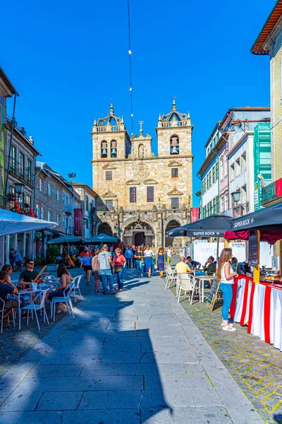 BRAGA, PORTUGAL, 22 de maio de 2019: As pessoas estão passeando em uma rua — Fotografia de Stock