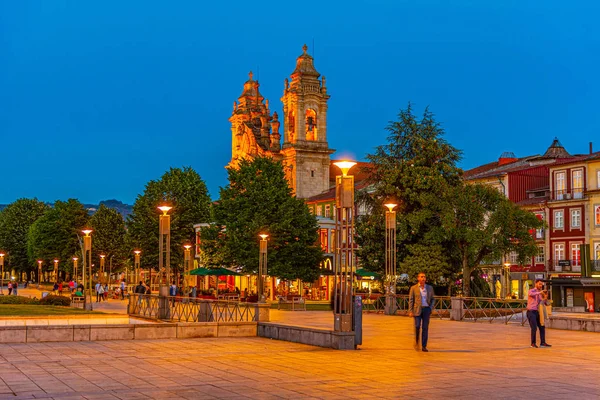 BRAGA, PORTUGAL, 22 DE MAYO DE 2019: Vista del atardecer de personas paseando o — Foto de Stock