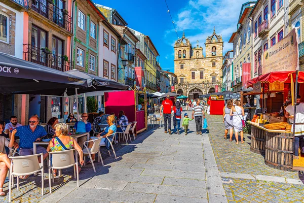 Braga, Portugal, 23 maj 2019: Folk strosar på en gata — Stockfoto
