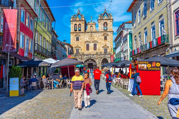 Braga, Portugal, 23 maj 2019: Folk strosar på en gata — Stockfoto