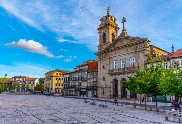 GUIMARIAS, PORTUGAL, 23 de maio de 2019: Vista da igreja de San Pedro a — Fotografia de Stock