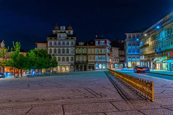 GUIMARAES, PORTUGAL, MAY 23, 2019: Night view of lago do toural — Stock Photo, Image