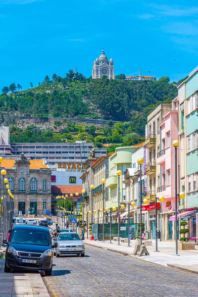 VIANA DO CASTELO, PORTUGAL, 24 DE MAYO DE 2019: Calle que conduce a la — Foto de Stock