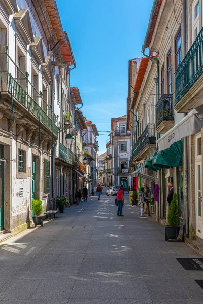 VIANA DO CASTELO, PORTUGAL, 24 de maio de 2019: Rua estreita no h — Fotografia de Stock