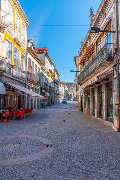 Vila Real, Portugal, 25 mei 2019: Mensen wandelen op een min — Stockfoto