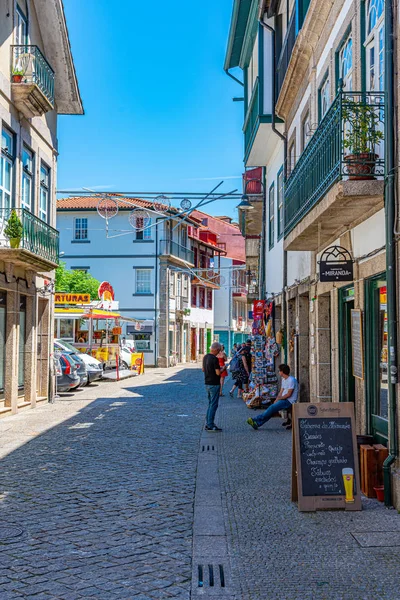 Amarante, Portugal, 25 mei 2019: Mensen wandelen op een mino — Stockfoto