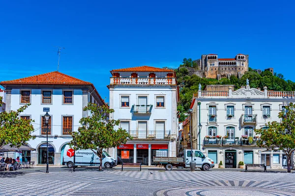 LEIRIA, PORTUGAL, MAIO 27, 2019: As pessoas estão passeando através do squ — Fotografia de Stock