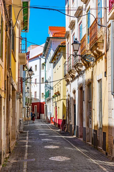 LEIRIA, PORTUGAL, 27 DE MAYO DE 2019: Vista de una calle en el centro de Lei — Foto de Stock