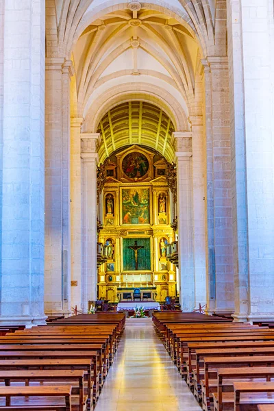 LEIRIA, PORTUGAL, 27 DE MAYO DE 2019: Interior de la catedral de Leiria , — Foto de Stock