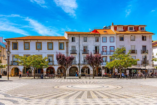 LEIRIA, PORTUGAL, MAY 27, 2019: People are strolling through squ — Stock Photo, Image